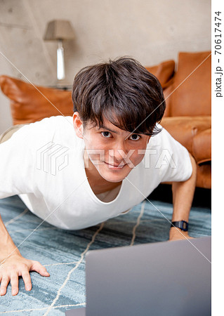 家で筋トレする男性 70617474