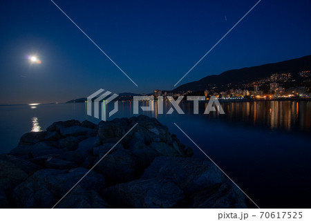 静かな夜の海に浮かぶ満月 バンクーバー ブリティッシュコロンビア カナダの写真素材