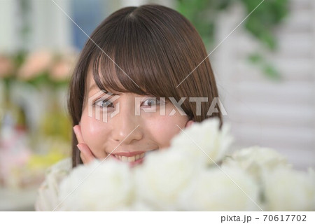 可愛らしい日本人女性の表情 70617702
