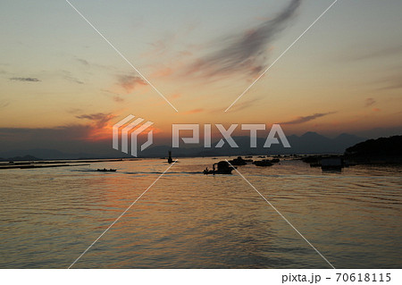 夕暮れ 空 夕焼け 70618115