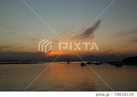 夕暮れ 空 夕焼け 70618129