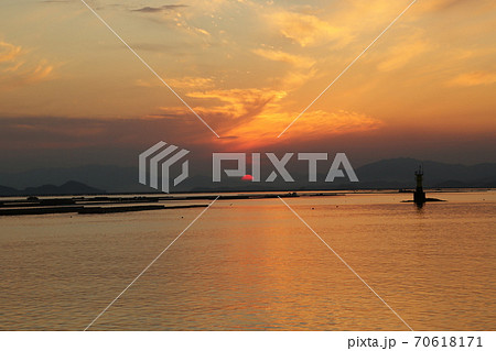 夕日 海岸 夕焼け 70618171