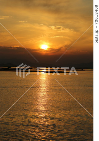 夕暮れ 海 海岸 70618409