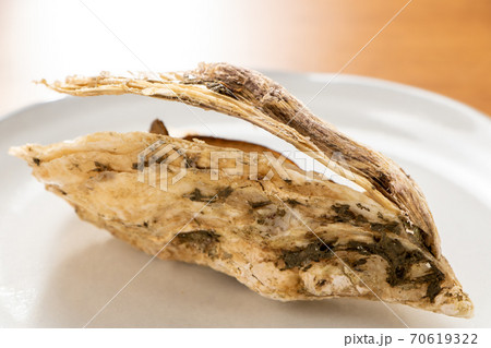 殻付きのまま電子レンジで加熱した、いわゆる「電子レンジ牡蠣」。殻付き牡蠣の簡単調理イメージ。 70619322