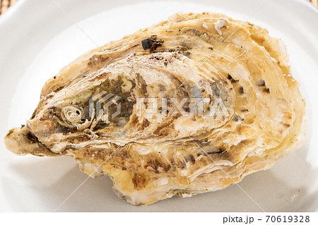 殻付きのまま電子レンジで加熱した、いわゆる「電子レンジ牡蠣」。殻付き牡蠣の簡単調理イメージ。 70619328