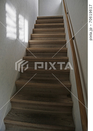 西日の差す木製の階段 西日の差す木製の階段 70619617