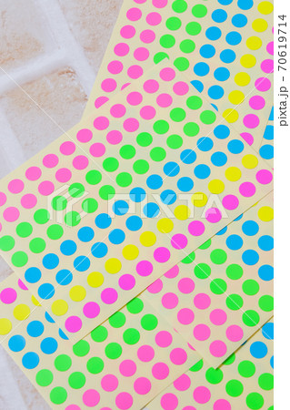 文具, 文房具, シール, 教育, 学校, カラフル, 色,パターン, 丸, 円, ドット 文具, 文房具, シール, 教育, 学校, カラフル, 色,パターン, 丸, 円, ドット 70619714