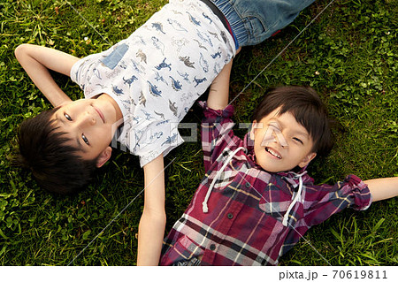 草の上に寝転がる男の子 70619811