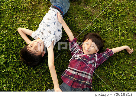 草の上に寝転がる男の子 草の上に寝転がる男の子 70619813
