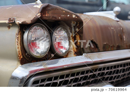 さび付いてしまったアメリカ車ランチェロのフロント 70619964