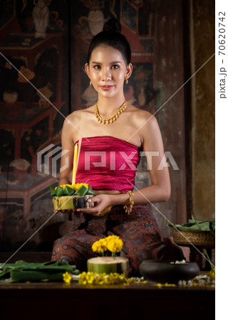 Thai girl in traditional dress costume making and decorating Krathong. Loy Krathong Festival. 70620742