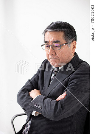 ビジネスマン 悩む 考える ビジネスマン 悩む 考える 70621033