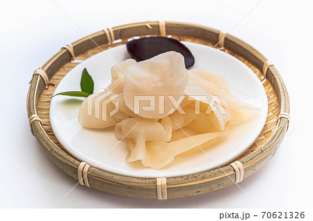 生の白きくらげと黒きくらげ 70621326