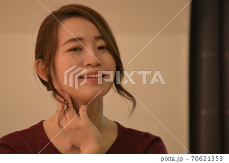 女性の表情 70621353