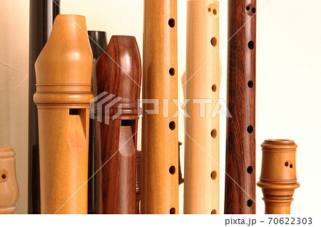 並んでいる様々な種類の木でできたリコーダー 70622303