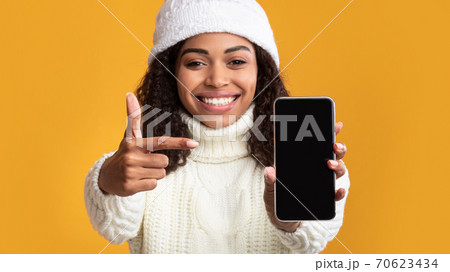 Black woman showing blank cell phone screen 70623434