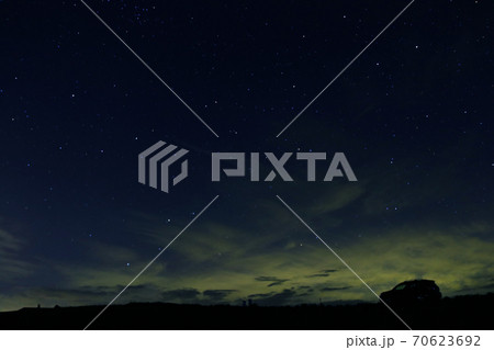 車と空に輝く星空 70623692