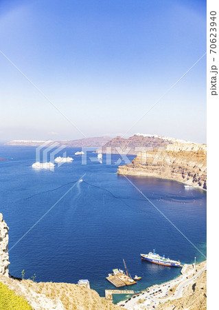 ギリシャ　サントリーニ島から見るエーゲ海の絶景　 70623940