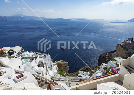 ギリシャ サントリーニ島ホテルカティキエスから見るエーゲ海の絶景の写真素材