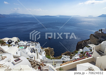 ギリシャ サントリーニ島カティキエスから見るエーゲ海の絶景2の写真素材