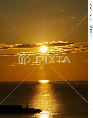 鳥ヶ首岬灯台付近からの夕景・夕日 新潟県上越市 70624042