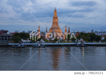 タイの有名寺院ワットアルンの夜景 タイの有名寺院ワットアルンの夜景 70624121
