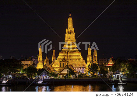 タイの有名寺院ワットアルンの夜景 70624124