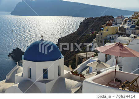 ギリシャ サントリーニ島イア 憧れのブルードームの写真素材 [70624414