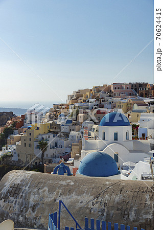 ギリシャ サントリーニ島イア 憧れの白壁に青い屋根の教会の写真素材