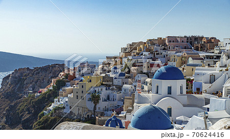 ギリシャ サントリーニ島イア ブルードームの見える景色の写真素材
