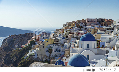 ギリシャ　サントリーニ島イア　憧れの青のドーム 70624417