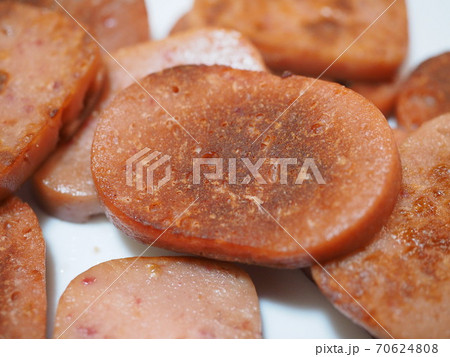 フライパンで焼いたソーセージハンバーグ フライパンで焼いたソーセージハンバーグ 70624808