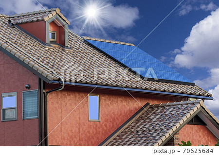エコ住宅　洋風屋根と太陽光パネルと青空 70625684