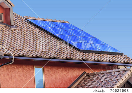 エコ住宅　洋風屋根と太陽光パネルと青空 70625698