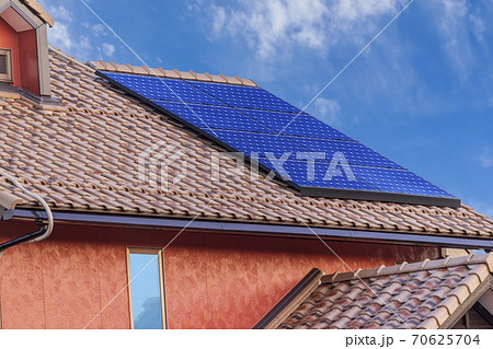 エコ住宅　洋風屋根と太陽光パネルと青空 70625704