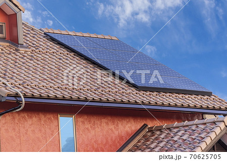 エコ住宅　洋風屋根と太陽光パネルと青空 70625705