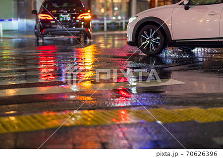 夜の雨降る横断歩道の写真素材