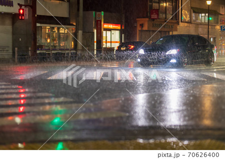 夜の雨降る横断歩道 夜の雨降る横断歩道 70626400