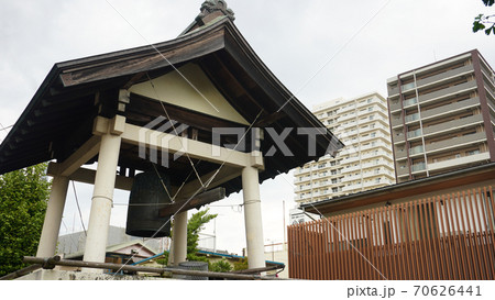 三島市の三石神社内にある時の鐘（三島市広小路町付近） 70626441