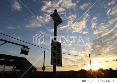 夕方の宗谷本線比布駅の景色 70626617