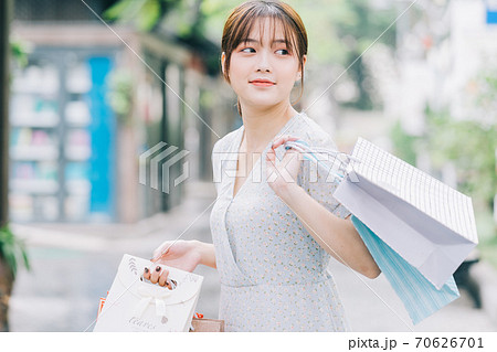 Beautiful woman, shopping Beautiful woman, shopping 70626701