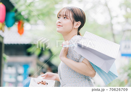 Beautiful woman, shopping 70626709