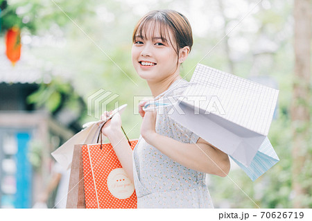 Beautiful woman, shopping Beautiful woman, shopping 70626719