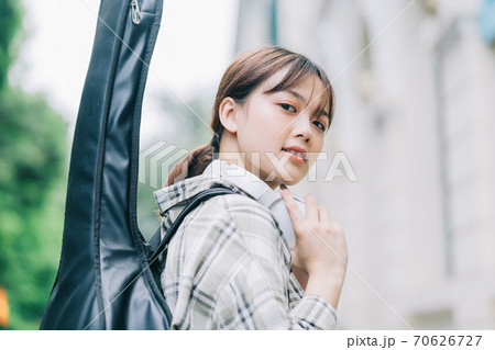 Woman, guitar, streetstyle 70626727