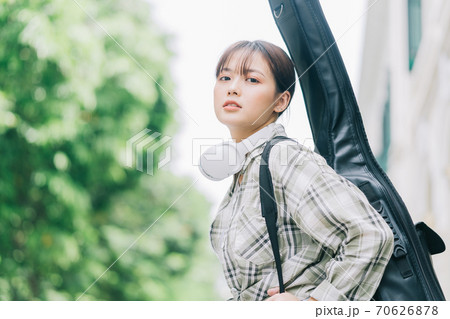 Beautiful woman, guitar, streetlife Beautiful woman, guitar, streetlife 70626878