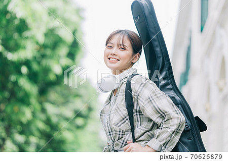 Beautiful woman, guitar, streetlife Beautiful woman, guitar, streetlife 70626879