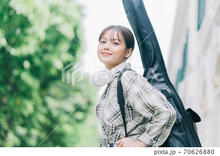 Beautiful woman, guitar, streetlife Beautiful woman, guitar, streetlife 70626880