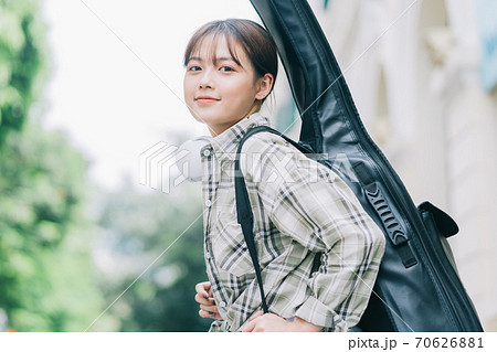 Beautiful woman, guitar, streetlife 70626881