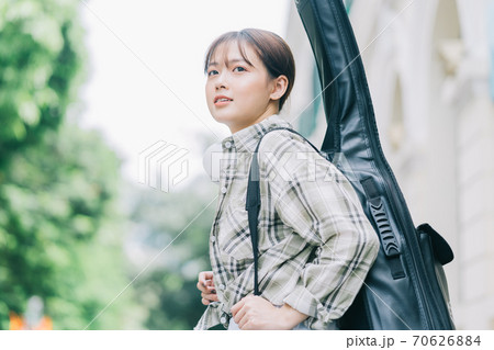 Beautiful woman, guitar, streetlife Beautiful woman, guitar, streetlife 70626884