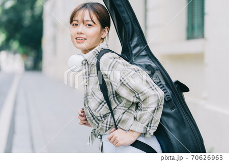 Beautiful woman, guitar, streetlife Beautiful woman, guitar, streetlife 70626963